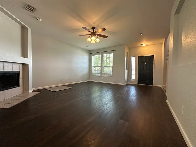 1909 Bradford Pear Sq — Photo 4