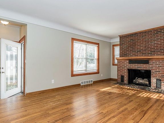 4th image of 327 Pingree Blvd