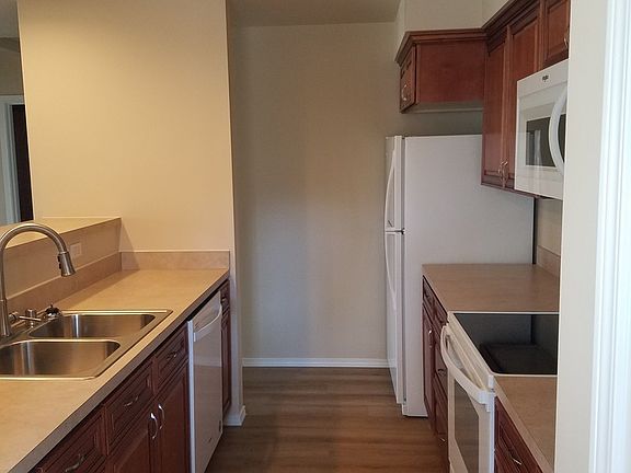 5th image of 1080 1st Ave NE #B