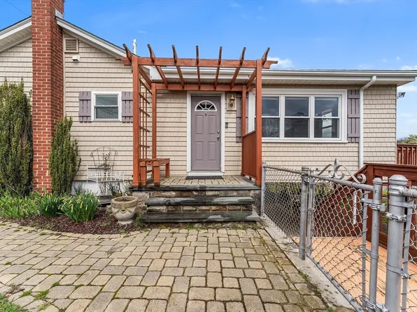 24 Front St, Swansea, MA 02777