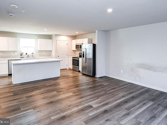 2nd image of 90 Charlotte St