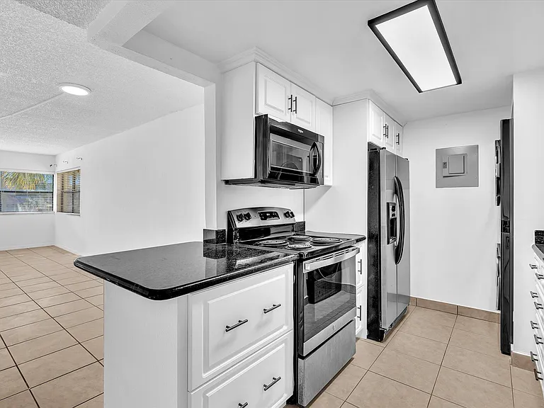 220 Lakeview Dr #210 — Photo 4