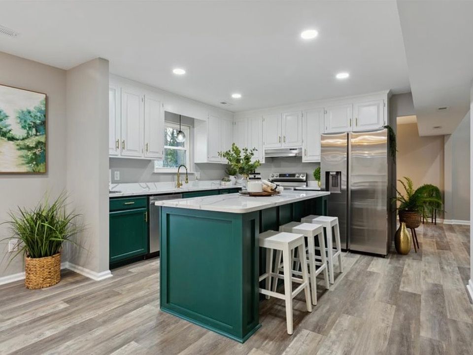 1st image of 518 Great Park Dr