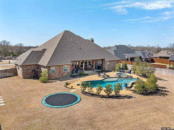 2nd image of 220 Essex Dr