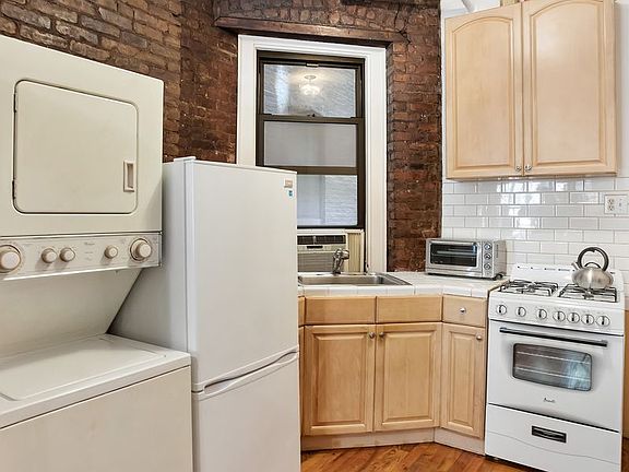 3rd image of 250 E 7th St #2
