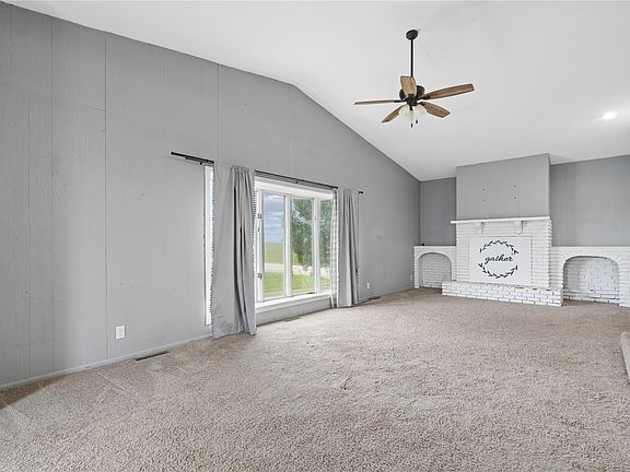 3rd image of 1056 W Ave
