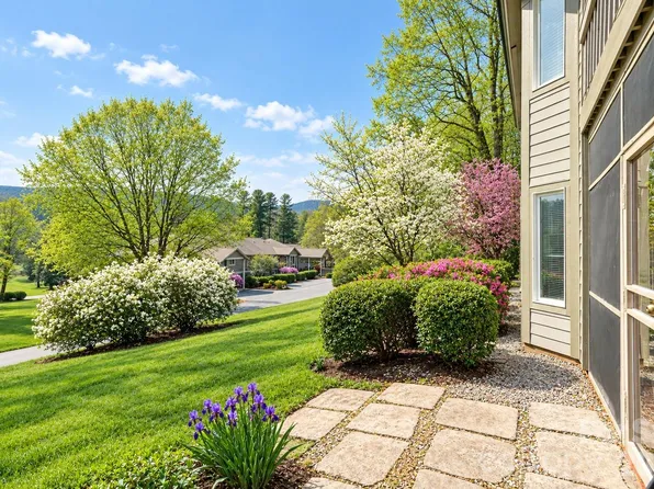 111 Bluffview Ln, Flat Rock, NC 28731