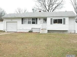 215 Fruitwood Ln, Central Islip, NY 11722