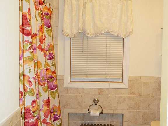 4th image of 898 Seaman Ave E