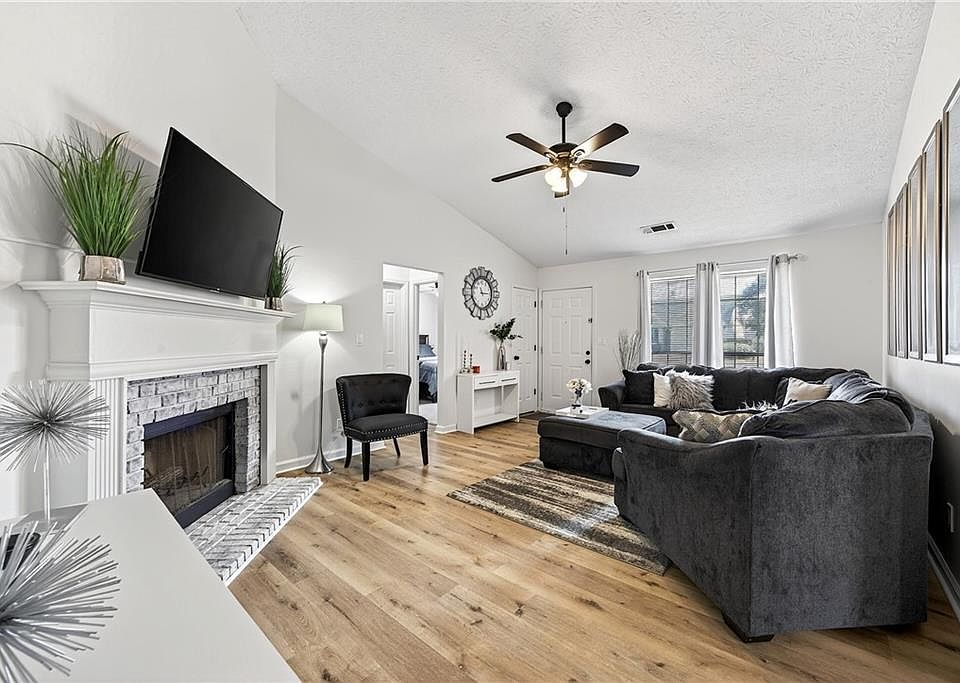 1st image of 469 Village Cir