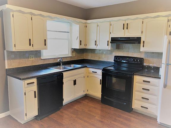 Beautiful like/new kitchen with d/w, stove and refrigerator