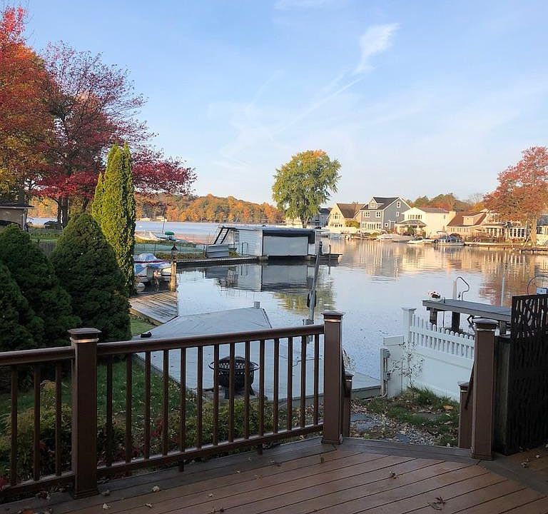 Rear Deck w/ Dock