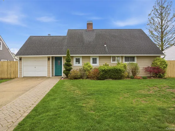 42 Saddler Lane, Levittown, NY 11756