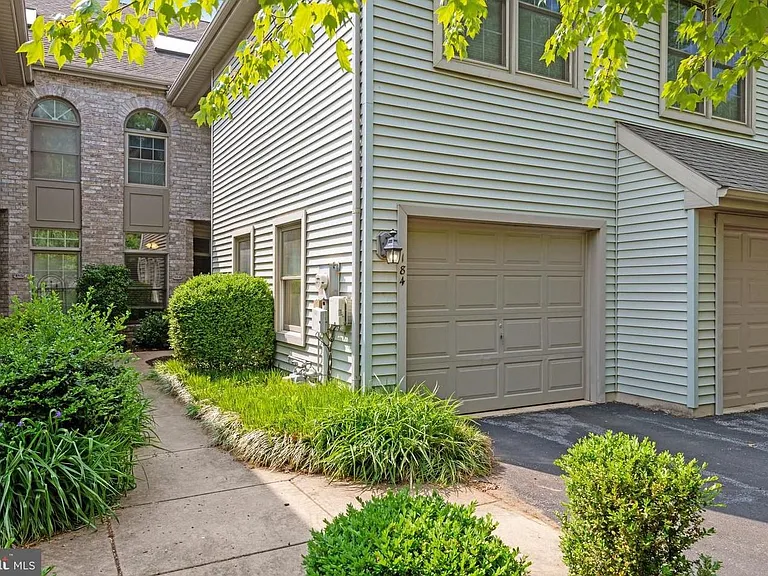 184 Crescent Dr — Photo 1