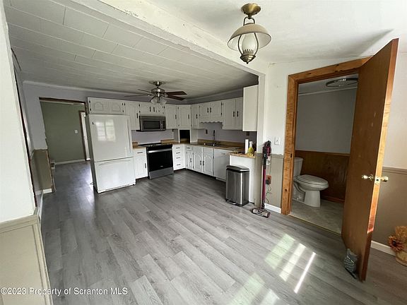 2nd image of 513 Melrose Ave