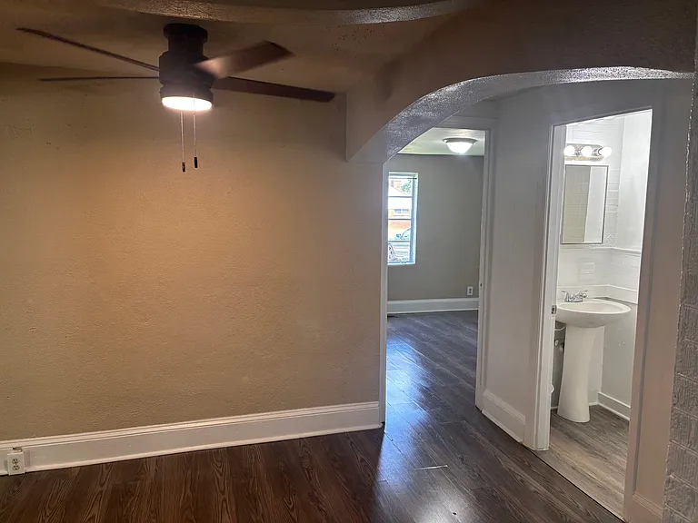 1102 Crawford St — Photo 6