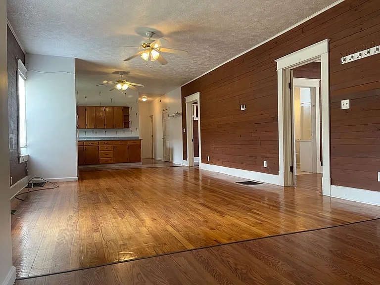 321 E College St — Photo 3
