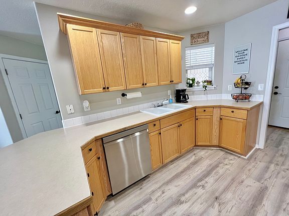 3rd image of 1700 NE Cinder Loop