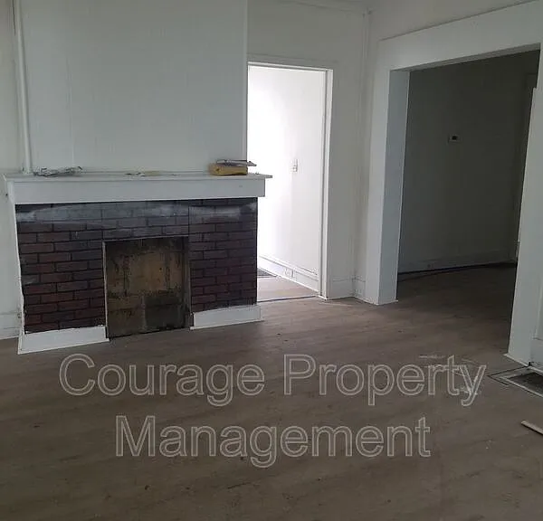 514 W 1st St #A — Photo 2