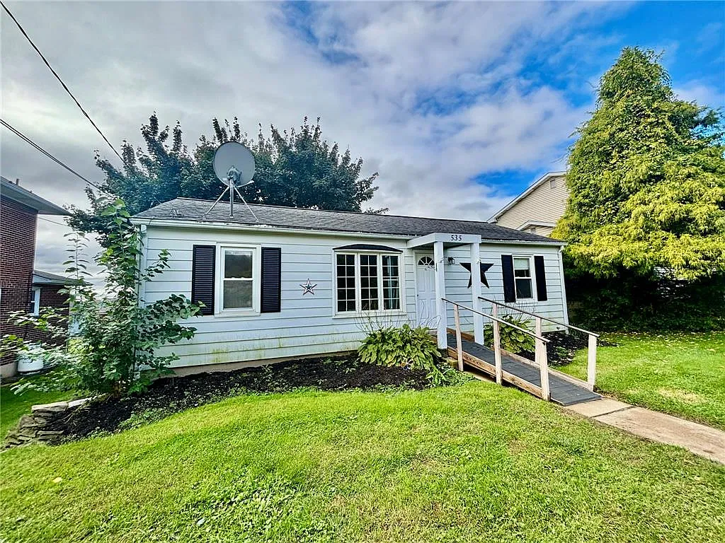3 bed, 1.0 bath, 855 sqft, $1,900 — Photo 2
