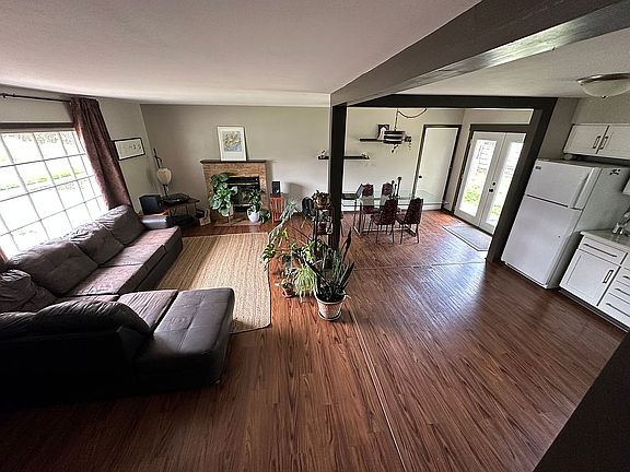 4th image of 2402 Barberry Dr