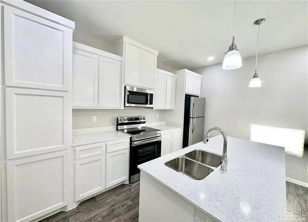 3 bed, 2.0 bath, 3988 sqft, $1,200 — Photo 3