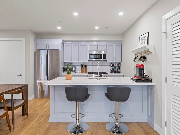 10-16 Everett St #204 — Photo 6