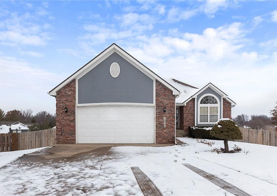 1st image of 1608 NW Pin Oak Ct