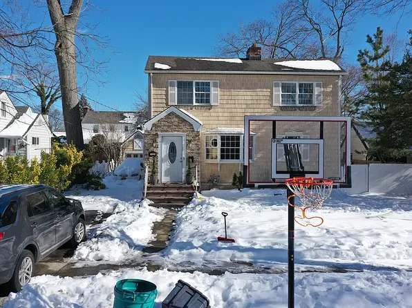 22 Woodside Ave, Malverne, NY 11565