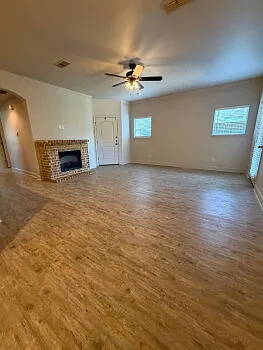 3 bed, 2.0 bath, 1367 sqft, $1,695 — Photo 3