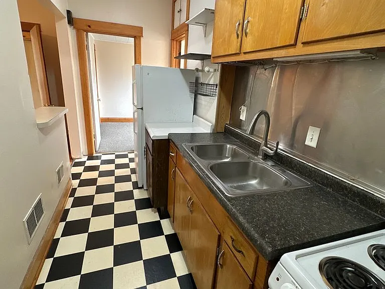 1202 Chandler St. — Photo 2