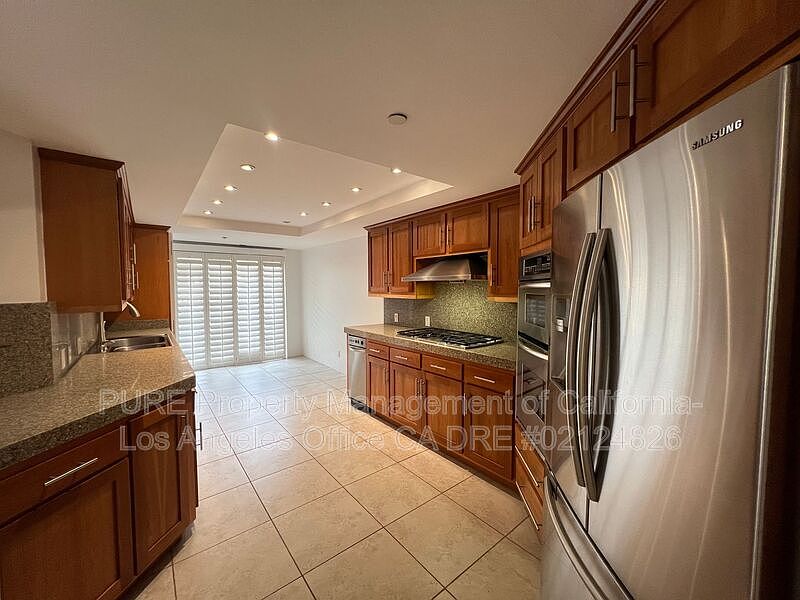 1st image of 512 Esplanade APT 204