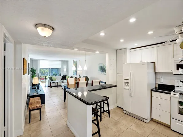 9410 N Hollybrook Lake Dr APT 104, Pembroke Pines, FL 33025