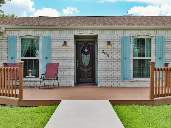203 Tamarind St, Lake Jackson, TX 77566