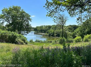 377 Lakewood Dr, Bloomfield Hills, MI 48304