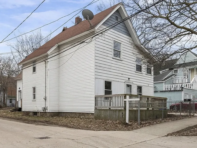 112 Fairbanks St NE — Photo 2