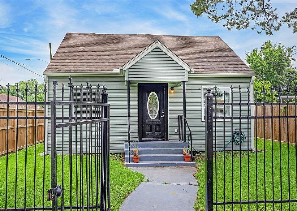 Charming home in the EADO area that is fully fenced and ready for a new tenant!