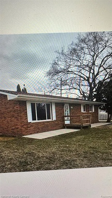 2 bed, 1.0 bath, 1905 sqft, $1,100 — Photo 2
