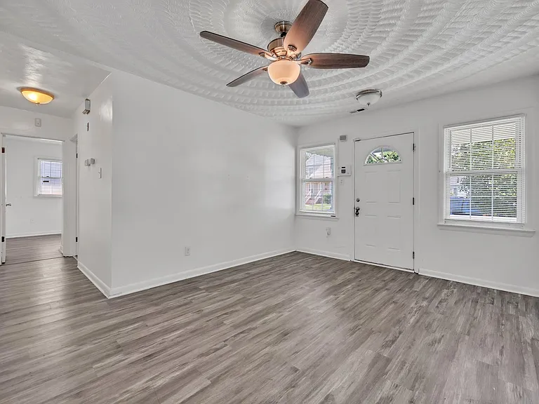 1419 W 40th St — Photo 3