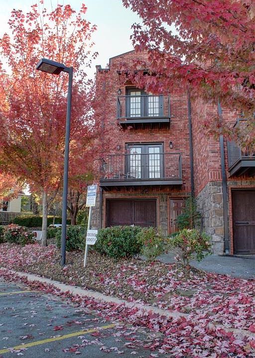 1st image of 221 N Locust Ave APT 1