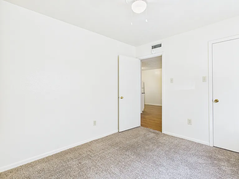 403 Boyett St N — Photo 10
