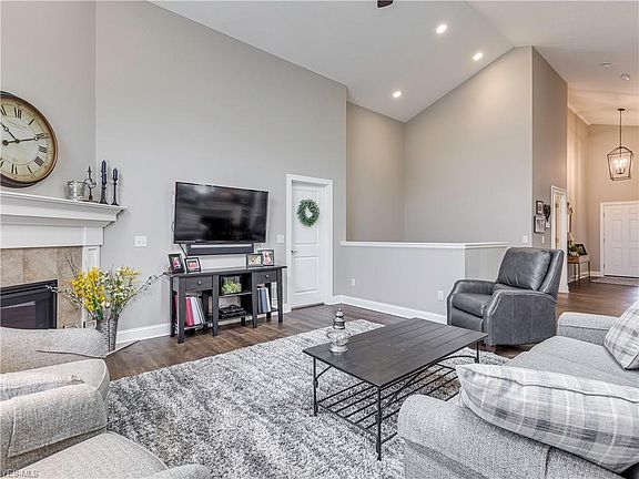 3rd image of 40 Wynstone Dr