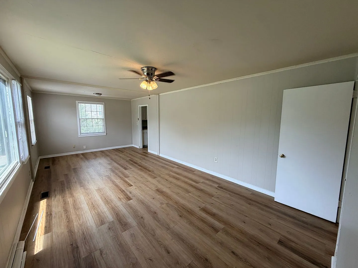 Charming 2BR/1BA Near VSU Hardwood Floors — Photo 2