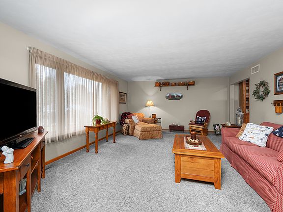 4th image of 10 Pine Tree Ct