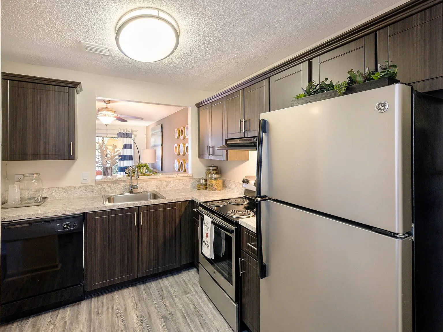 Water's Edge Apartments — Photo 2
