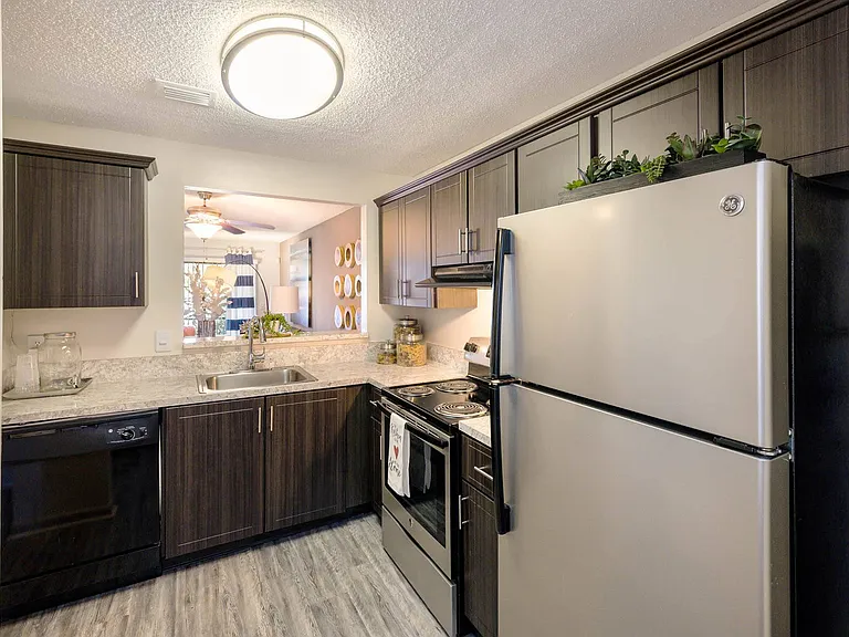 Water's Edge Apartments — Photo 2