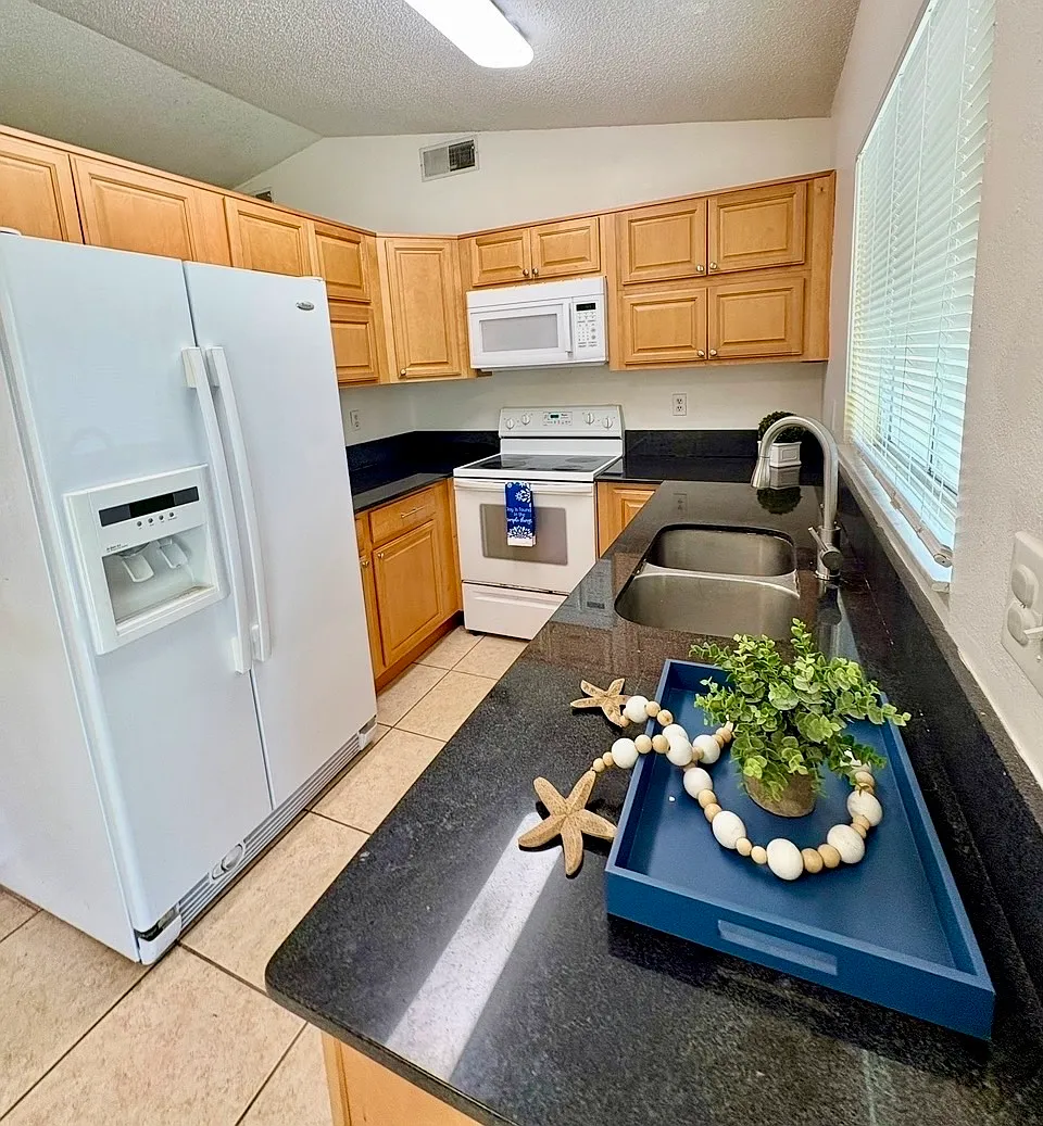 3 bed, 995 sqft, $1,900 — Photo 3