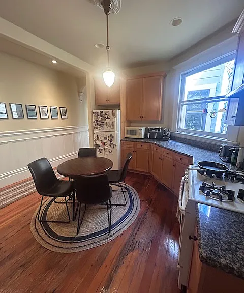 Kitchen, dine-in