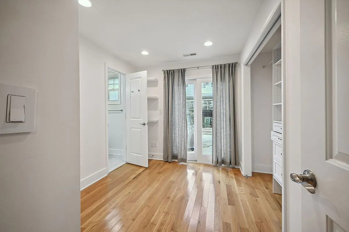 2 bed, 2.0 bath, 660 sqft, $1,887 — Photo 2
