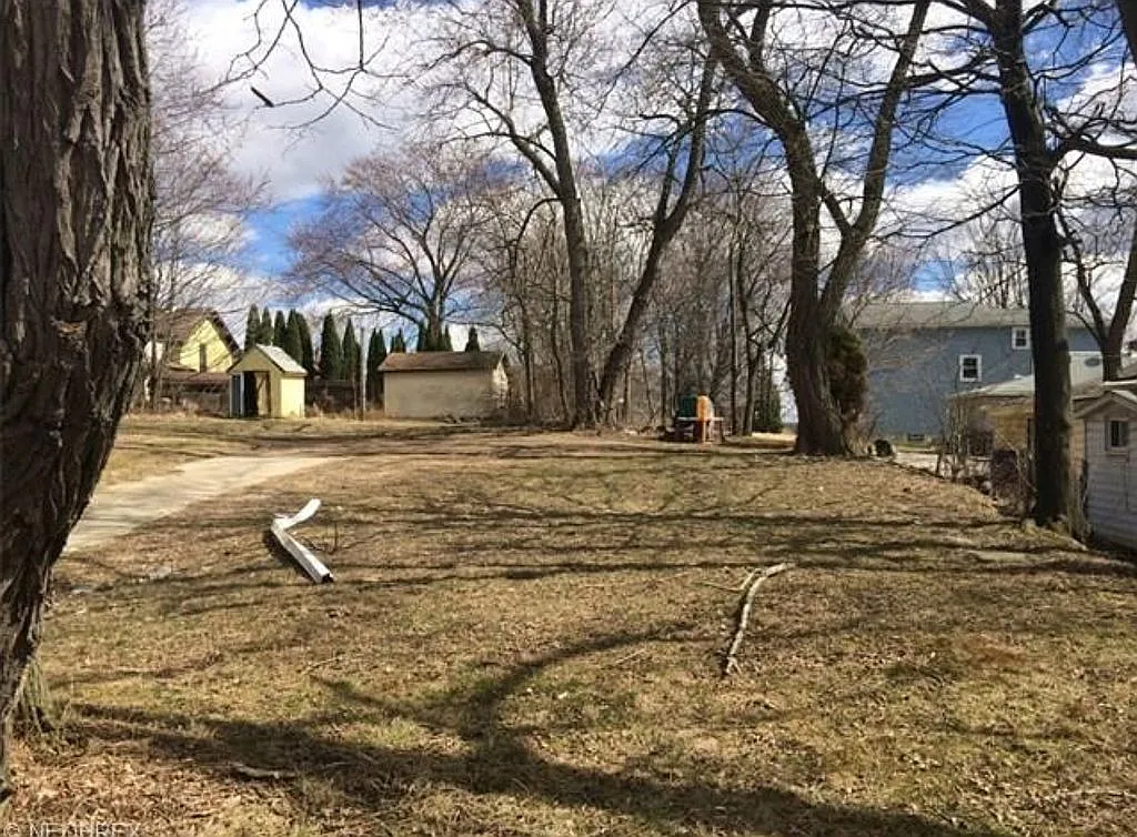 313 W State St photo 1